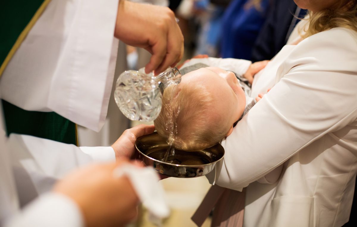 Coraz więcej osób otwarcie deklaruje, że nie ochrzci dziecka
