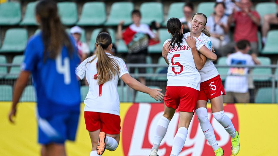 Stalowa Wola, 15.06.2025. Polka Weronika Araśniewicz (P) cieszy się z gola podczas meczu grupy A piłkarskich mistrzostwach Europy U19 kobiet z Włochami, 15 bm. w Stalowej Woli. (mk) PAP/Darek Delmanowicz