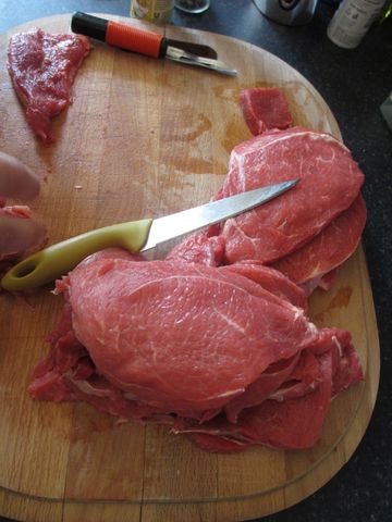 Surowa polędwica wołowa bez kości (mięso i tłuszcz, II klasa mięsa)