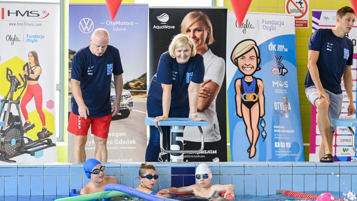 Materiały prasowe / Paweł Skraba/Otylia Swim Tour / Na zdjęciu: Otylia Jędrzejczak z uczestnikami akcji Otylia Swim Tour w Prudniku