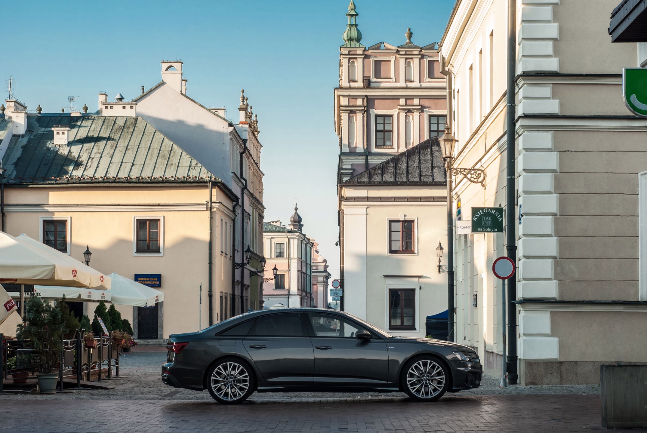 Szerokie, niskie i eleganckie nadwozie okraszono delikatnymi sportowymi akcentami. Świetnie prezentuje się w opcjonalnym lakierze Daytona Grey