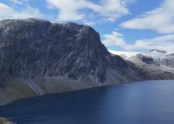 Fragment lodowca runął w Norwegii. Przewodnik: "Nie widziałem czegoś takiego"