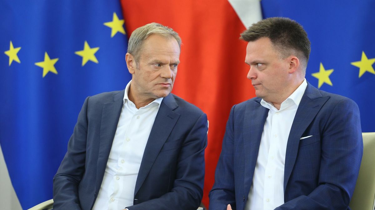 Porozumienie o Obywatelskiej Kontroli Wybor�w
03.06.2022 Warszawa Senat Uroczyste podpisanie porozumienia dotyczacego Obywatelskiej Kontroli Wyborow 
fot. Jacek Dominski/REPORTER
n/z: Donald Tusk, Szymon Holownia
Jacek Dominski/REPORTER