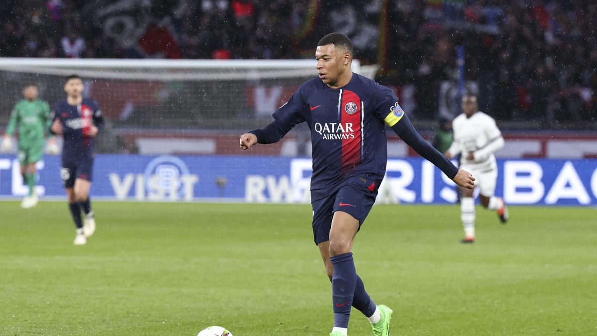 PARIS, FRANCE - FEBRUARY 25: Kylian Mbappe #7 of Paris Saint-Germain controls the ball during the Ligue 1 Uber Eats match between Paris Saint-Germain and Stade Rennais FC at Parc des Princes on February 25, 2024 in Paris, France. (Photo by Catherine Steenkeste/Getty Images)