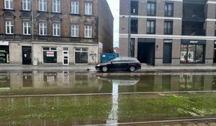 Poznań. Zalana część ulic i torowisk, strażacy wypompowują wodę ze szpitala