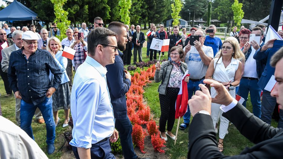 Rypin, 09.07.2022. Premier Mateusz Morawiecki (C-L) podczas spotkania z mieszkańcami w Miejskim Ośrodku Sportu i Rekreacji w Rypinie, 9 bm. (jm) PAP/Tytus Żmijewski