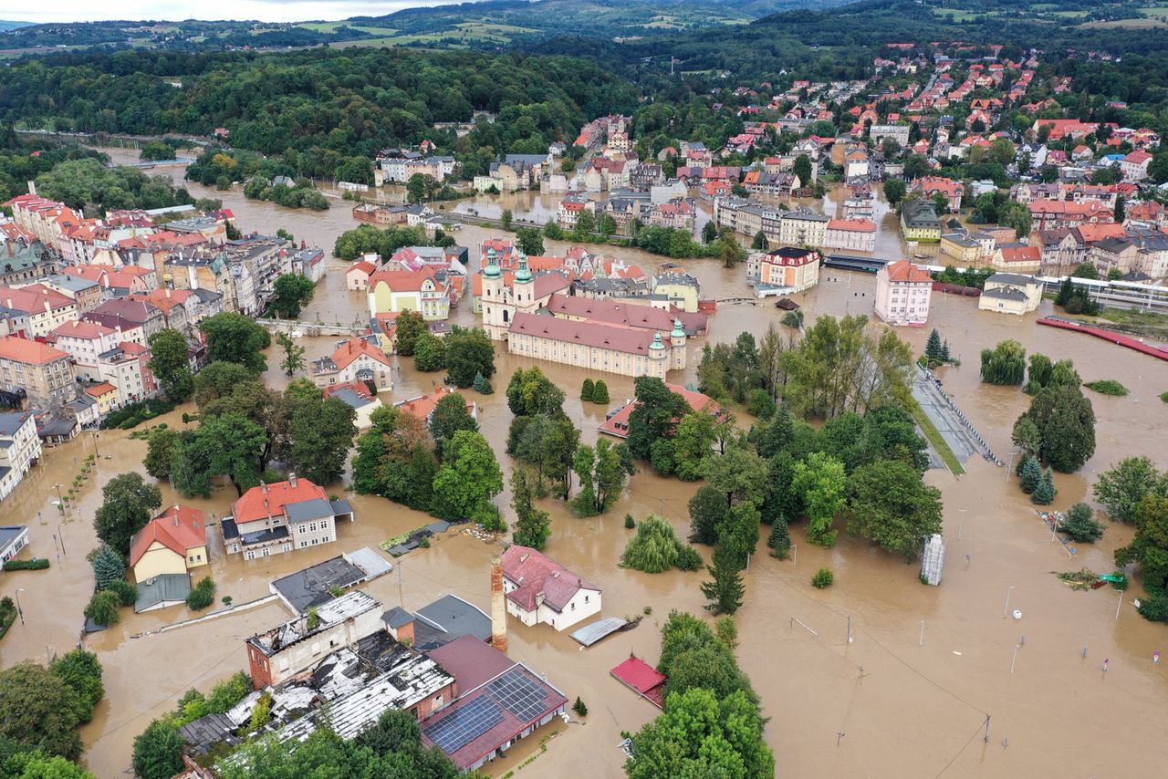 Wszystkie ręce na pokład. Stewardesa apeluje o pomoc dla powodzian