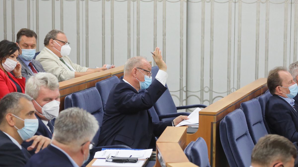 Warszawa, 06.08.2021. Senator PiS Wojciech Piecha (C) na sali obrad w trzecim dniu posiedzenia Senatu w Warszawie, 6 bm. Izba zajmuje się m.in. ustawą o odbudowie Pałacu Saskiego, a także nowelizacjami ustaw m.in. o utrzymaniu czystości i porządku w gminach, o finansach publicznych, o Bankowym Funduszu Gwarancyjnym, o izbach rolniczych i Prawie o szkolnictwie wyższym. (mr) PAP/Paweł Supernak