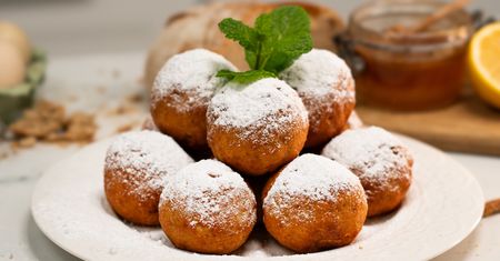 Nie wyrzucaj czerstwego pieczywa. Zrób z niego obłędne pączki z serowym nadzieniem