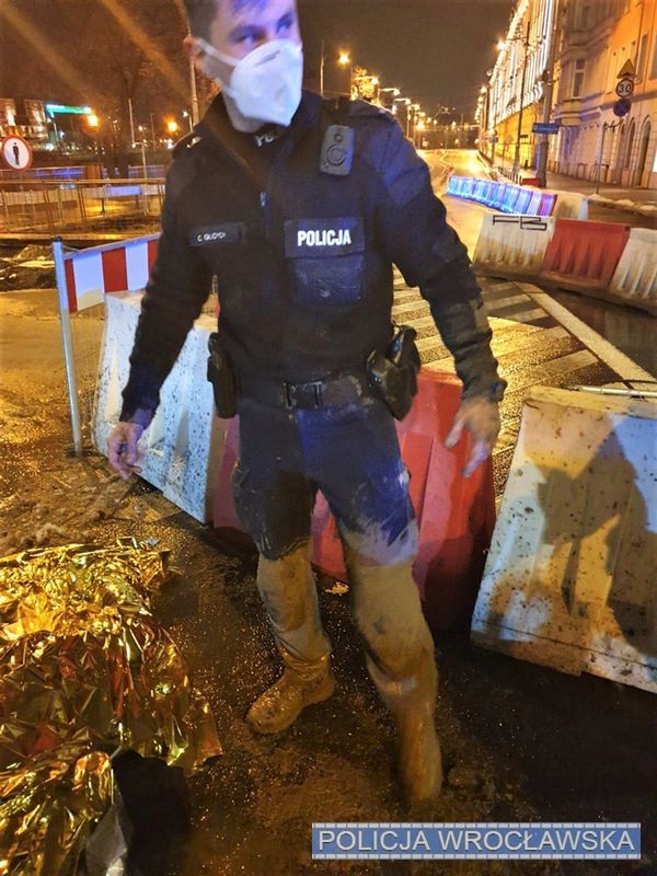 Wrocław. Wpadł do dziury na terenie budowy. Uratowali go policjanci