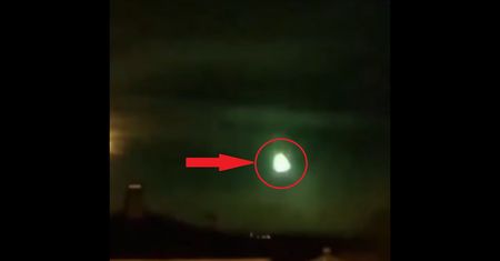 Ognista kula nad Norwegią. Meteor wybuchł, a następnie spadł do lasu