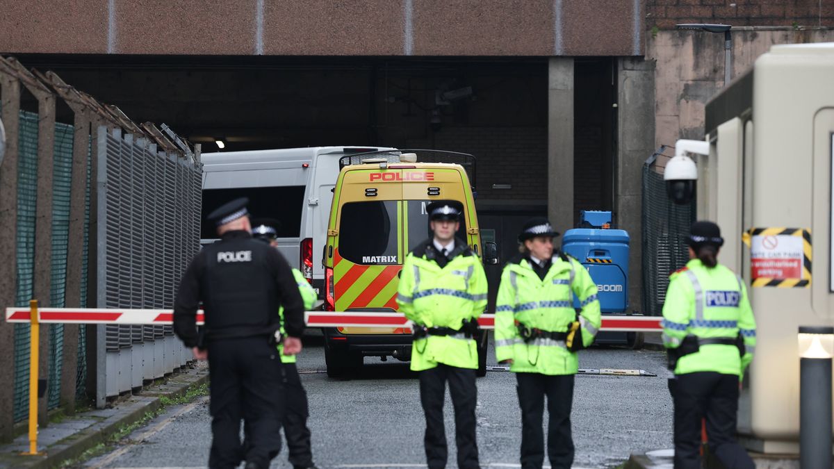 Trial begins in Liverpool for teenager accused of Southport knife attacks
epa11837909 A prison van escorted by police vehicles arrives at Liverpool Crown Court as the trial of defendant Axel Rudakubana is set to begin in Liverpool, Britain, 20 January 2025. British teenager Axel Rudakubana is standing trial on three counts of murder and 10 counts of attempted murder for an attack at a Taylor Swift-themed dance workshop in Southport in July 2024.  EPA/ADAM VAUGHAN 
Dostawca: PAP/EPA.
ADAM VAUGHAN
Southport knife attack, Axel Rudakubana, trials, justice