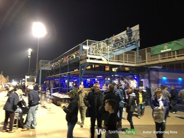 Strefa gastronomiczna, a nad nią trybuna na stadionie Adrian Flux Arena.