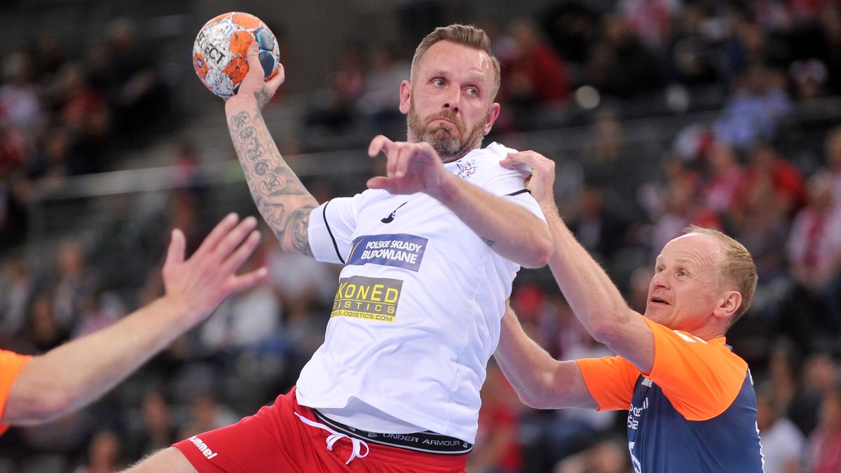 Newspix / Rafal Rusek / Na zdjęciu: Grzegorz Tkaczyk (z piłką)