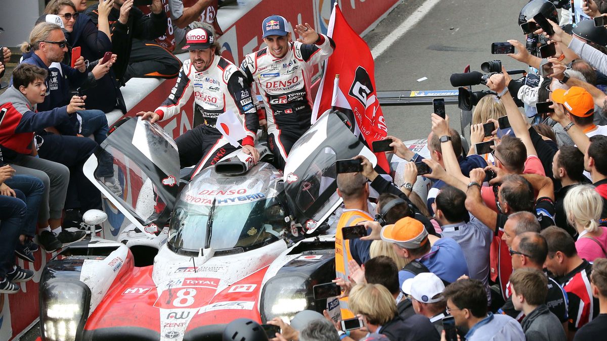 Zdjęcie okładkowe artykułu: PAP/EPA / EDDY LEMAISTRE  / Fernando Alonso i Sebastien Buemi świętują wygraną w 24h Le Mans