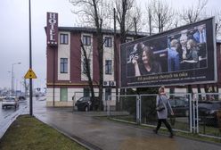 Staną nowe billboardy z nieparlamentarnym gestem Joanny Lichockiej. "Prawdziwe oblicze polityków PiS"