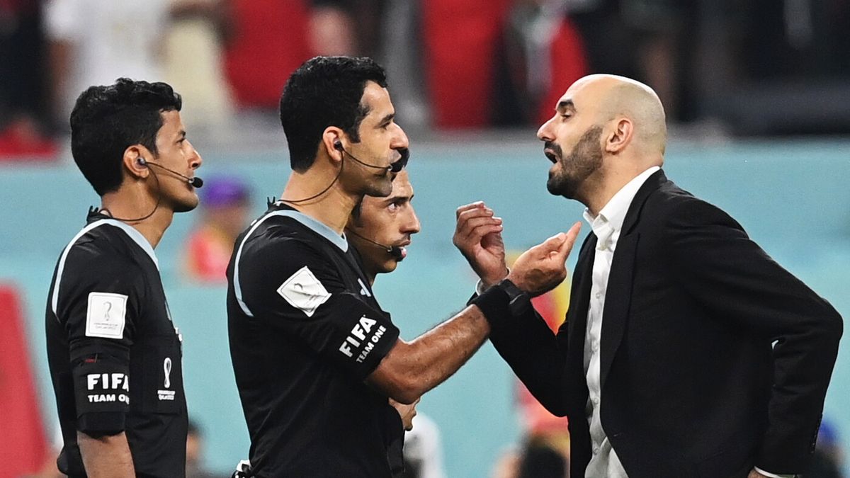 PAP/EPA / Georgi Licovski  / Na zdjęciu: sędzia Abdulrahman Al-Jassim i trener Maroka Walid Regragui