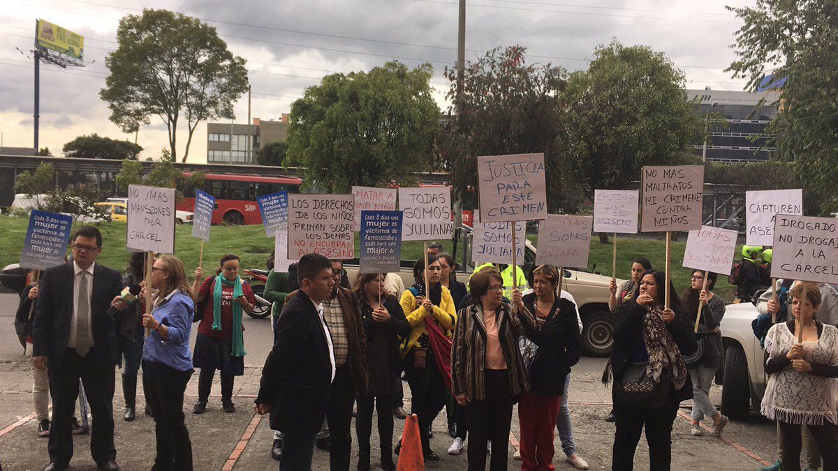 Protesty mające na celu odpowiednie wymierzanie kary za gwałt i morderstwo/ Twitter