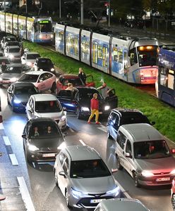 Strajk we Wrocławiu. Samochód próbował wjechać w protestujących. Kierowca wyszedł do ludzi z kijem bejsbolowym