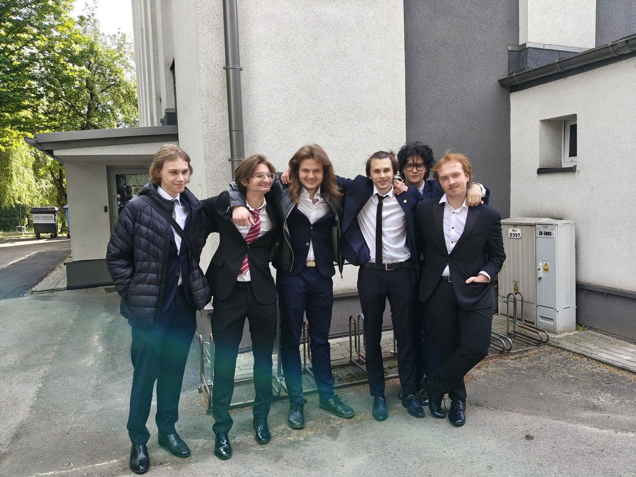 Matura w Sosnowcu 2025. Zobacz zdjęcia z II LO im. Emilii Plater. Pierwsze koty za płoty! Zdjęcia wykonane po egzaminie z j. polskiego
