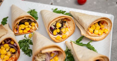 Tortillowe rożki z pyszną niespodzianką są hitem na każdej imprezie