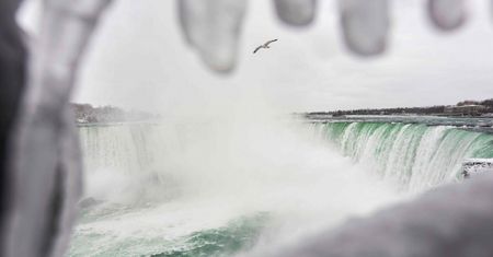 Oszałamiający widok wodospadu Niagara zimą