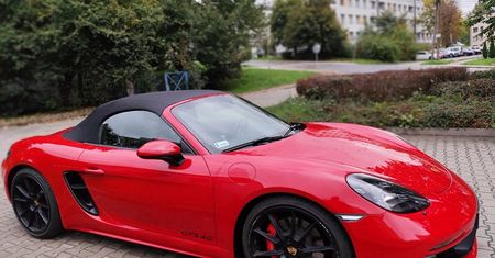 Skarbówka wyprzedaje pojazdy. Do zgarnięcia m.in. porsche