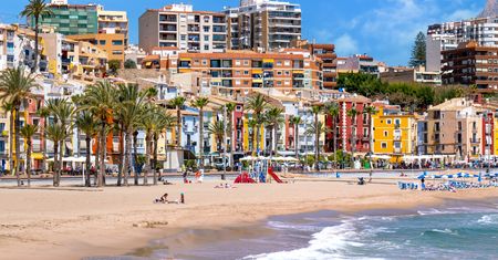 Perełka na Costa Blanca. Kolorowe miasteczko robi wrażenie