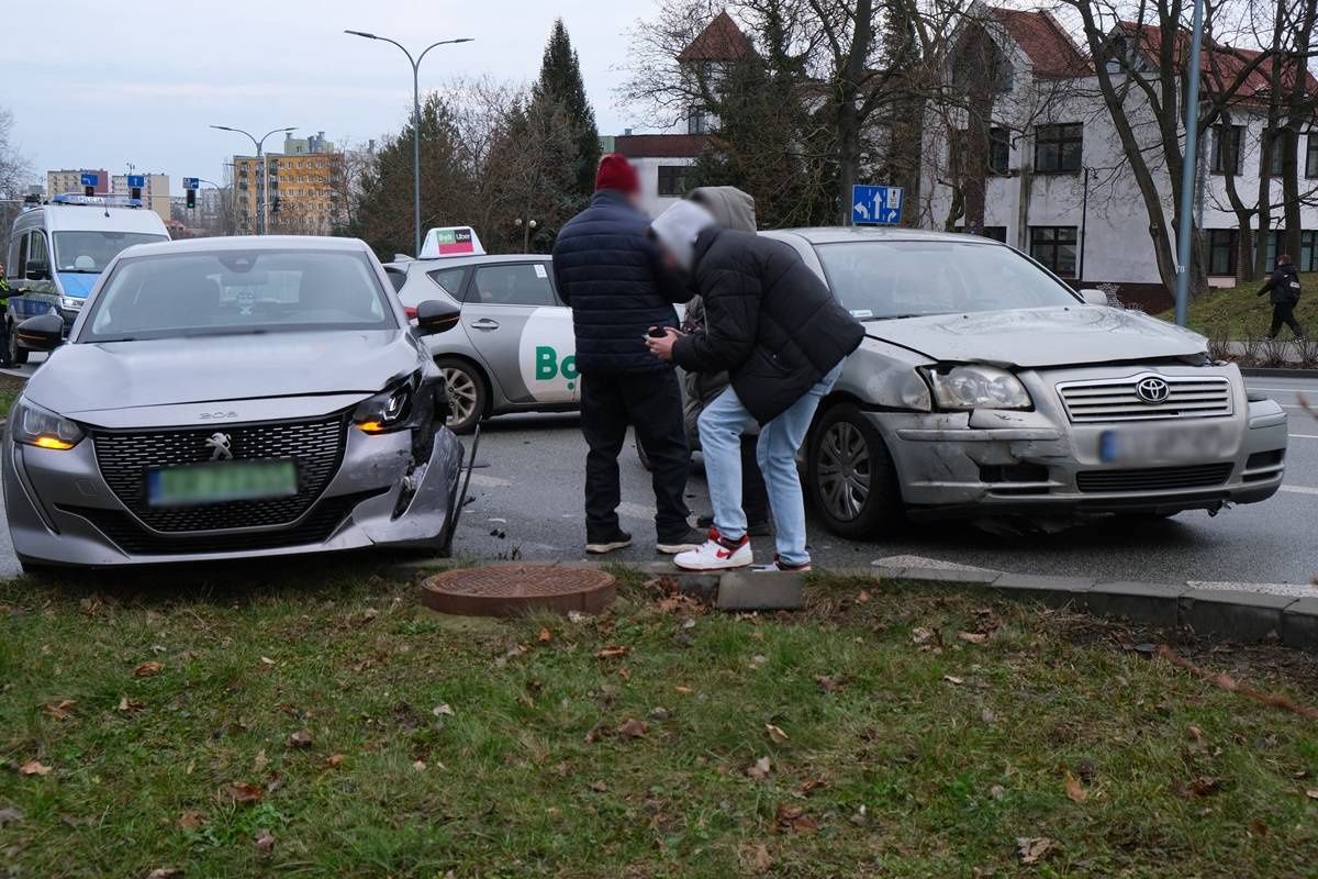 Zderzenie toyoty z peugeotem na ul. Józefa Poniatowskiego w Lublinie