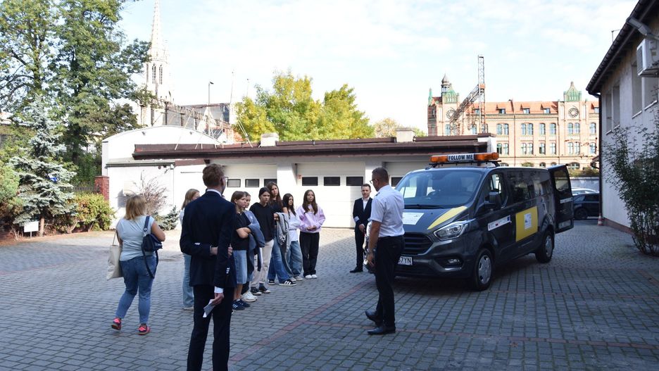 Podczas dnia otwartego w ZDZ w Katowicach uczestnicy mogli wziąć udział w tematycznych warsztatach: od tajników robotyki, przez drony i symulatory lotów, po elektromechanikę i budowę silników lotniczych. Dla miłośników wirtualnej rzeczywistości przygotowano specjalną strefę VR, a dla odważnych - symulator lotów i wyzwania dla obsługi lotniska.