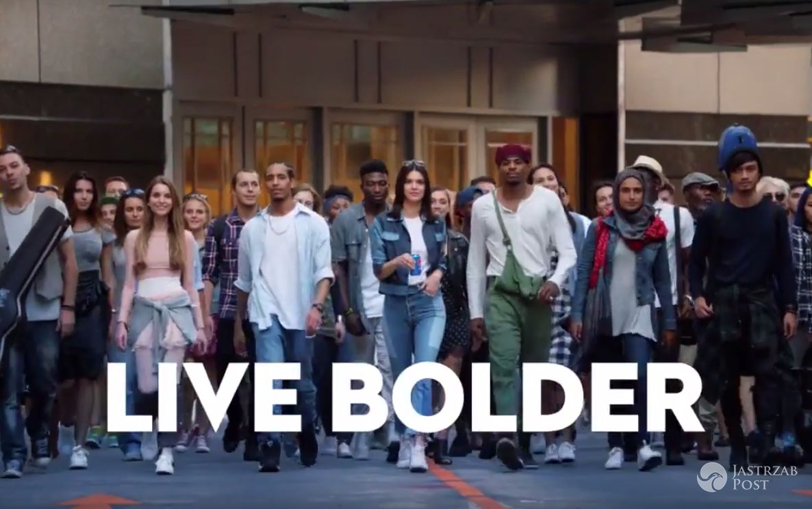 Kardashianka w reklamie napojów Pepsi