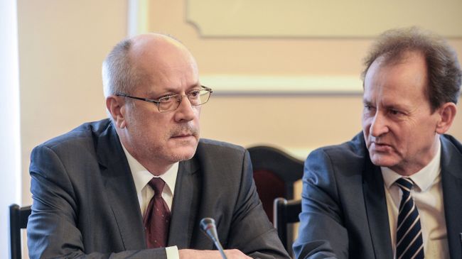 Prof. Zbigniew Jędrzejewski (z lewej)