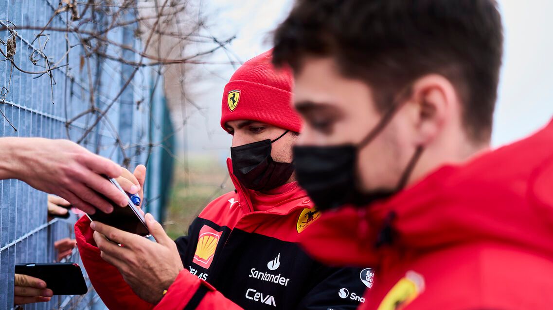 Carlos Sainz (po lewej) i Charles Leclerc