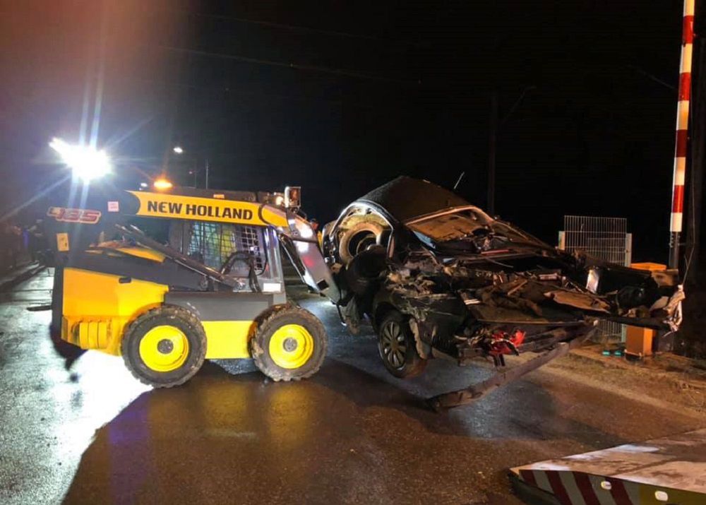 Wypadek w Różkach. Wjechał pod pociąg na czerwonym świetle