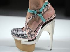 Buty Versace wiosna/ lato 2010 &ndash; superwysoka inwazja kolorów!