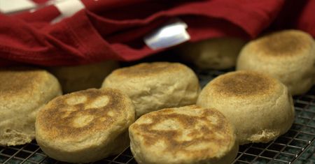 Białe pełnoziarniste muffiny angielskie