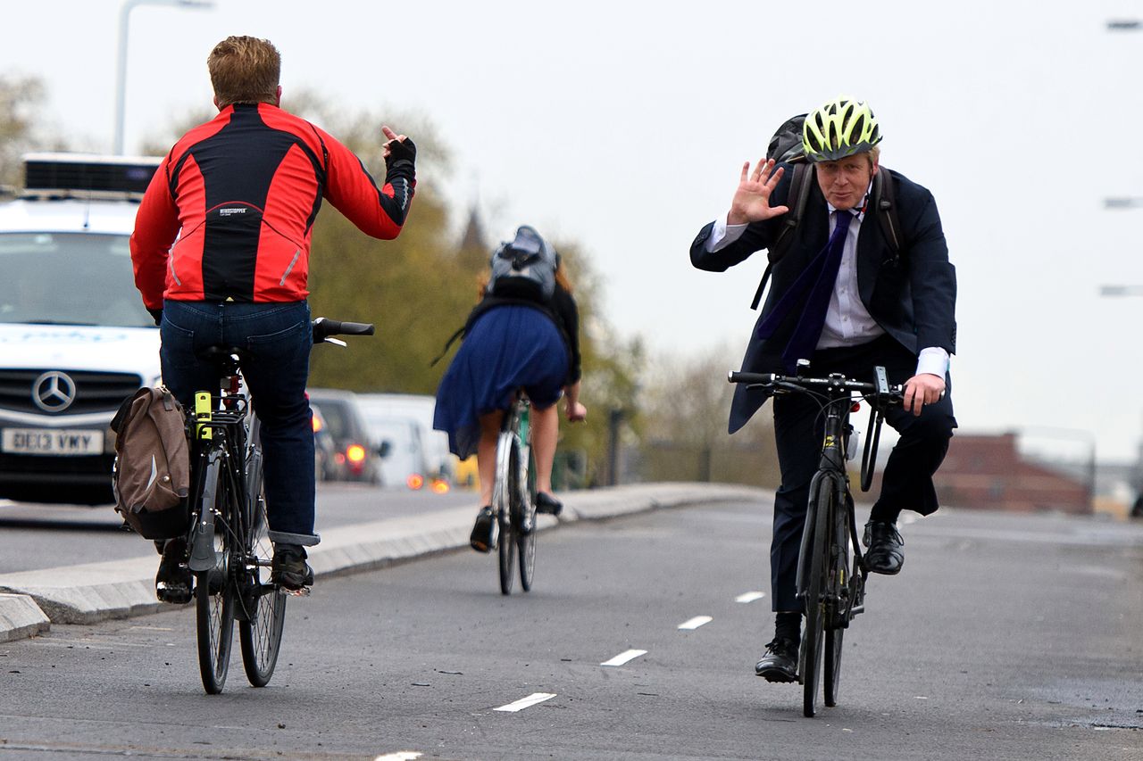 Premier Wielkiej Brytanii Boris Johnson na rowerze