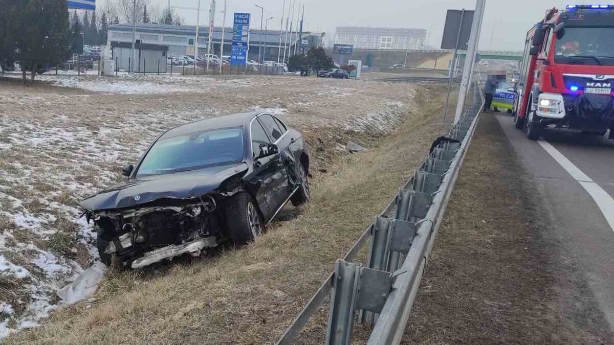 Kierowca mercedesa zasnął za kierownicą na wylocie z Lublina
