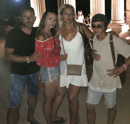 Arkadiusz Bąk z rodziną na wakacjach. Od lewej: córka Oliwia, żona Kamila, syn Arek