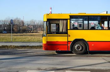 Warszawa: kierowca autobusu z telefonem w ręku. Krzyczał: "Psycholu j***y!"