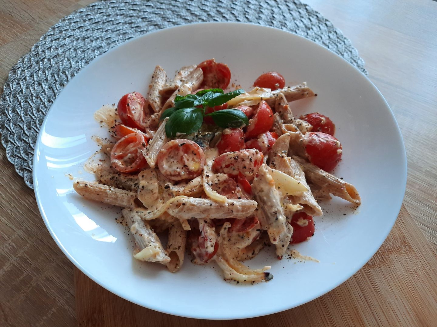 Makaron z fetą i pomidorami