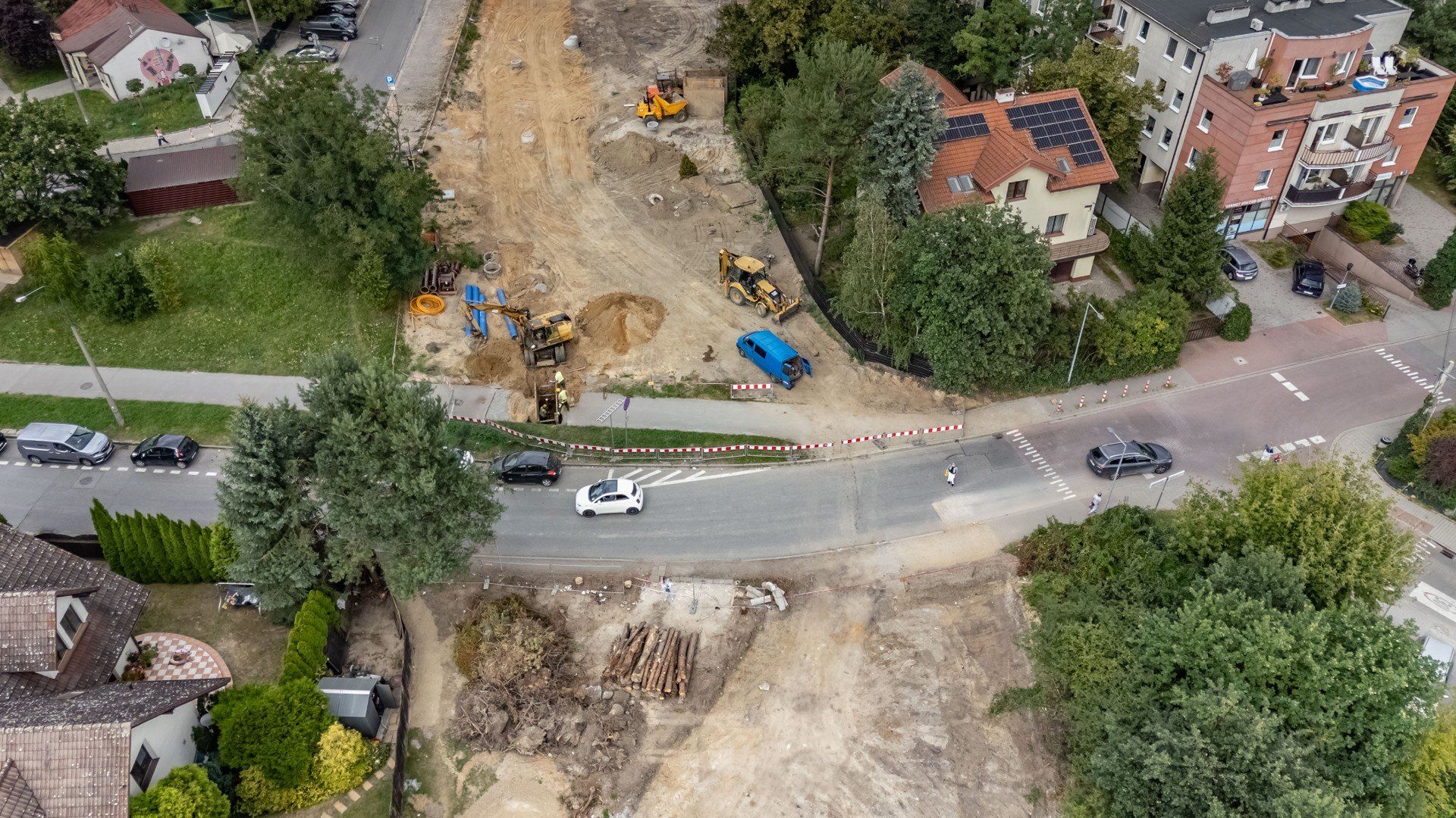 Ulica 8 Pułku Ułanów na Ruczaju w Krakowie powstaje od jesieni 2024 roku. Inwestycja, która powoduje ogromne utrudnienia dla mieszkańców zostanie zakończona znacznie później niż zakładano