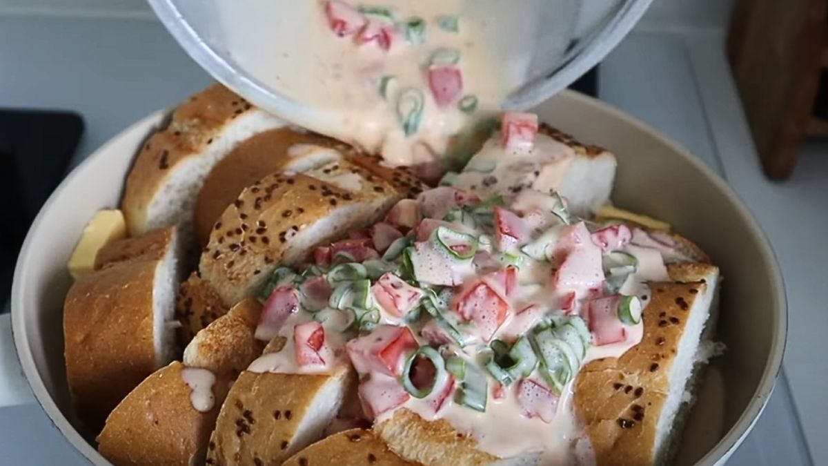 Ułóż chleb w patelni i zalej. Ulubione śniadanie mojej rodziny (fot. YouTube/@Asenaninmutfag)