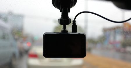Do czego służy naklejka elektrostatyczna na szybę? Zacznij ją używać