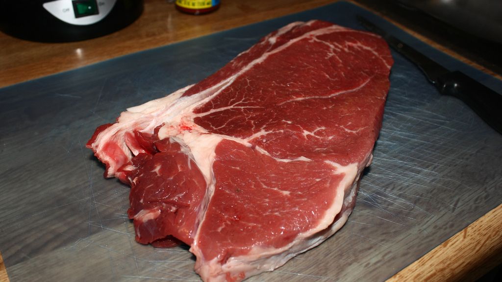 Surowy stek z antykotu bez kości (mięso i tłuszcz, III klasa mięsa)