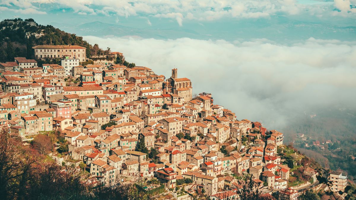 Władze miasteczka Patrica (na zdjęciu) doliczyły się 38 opustoszałych nieruchomości. Za 1 euro sprzedano tylko dwie