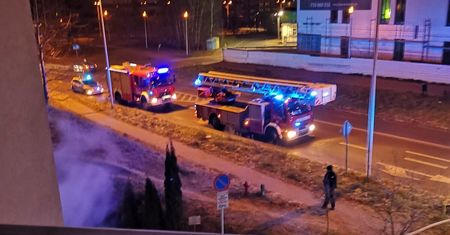 Pożar w bloku przy ul. Kryształowej. Wstępne ustalenia wskazują na zaprószenie ognia [ZDJĘCIA]