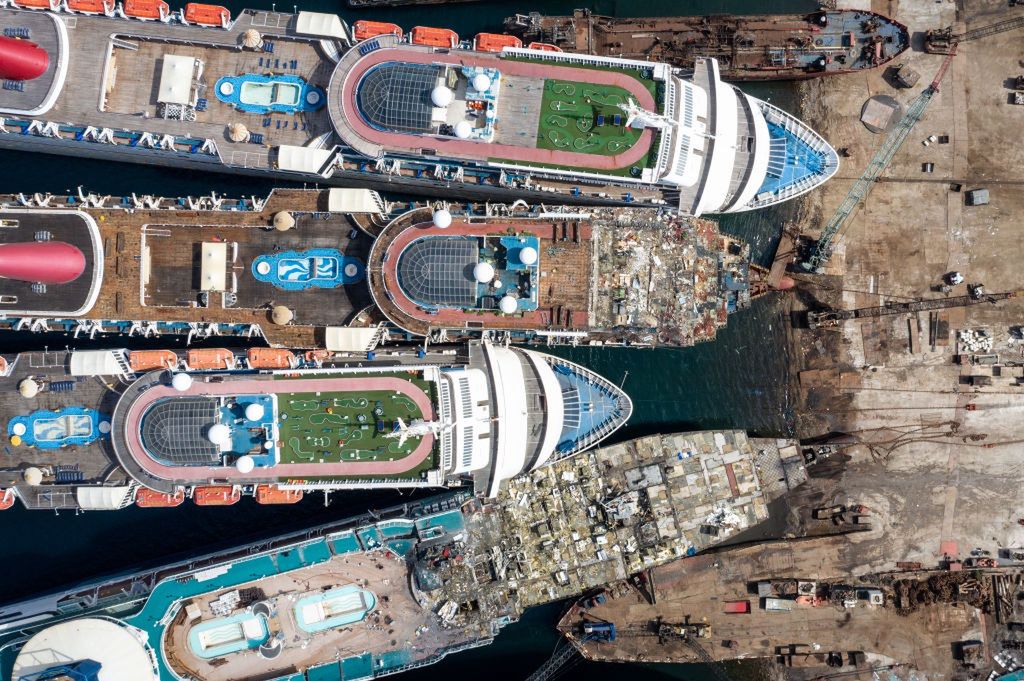 Luksusowe statki wycieczkowe trafiły na złom w porcie Aliaga w Turcji