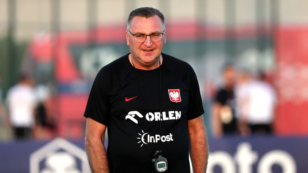 Head coach Czeslaw Michniewicz of Poland during a training session at the premises of Al Kharaitiyat SC in Doha, Qatar, 02 December 2022. Poland will face France in their FIFA World Cup 2022 round of 16 soccer match on 04 December 2022. EPA/MARTIN DIVISEK Dostawca: PAP/EPA.