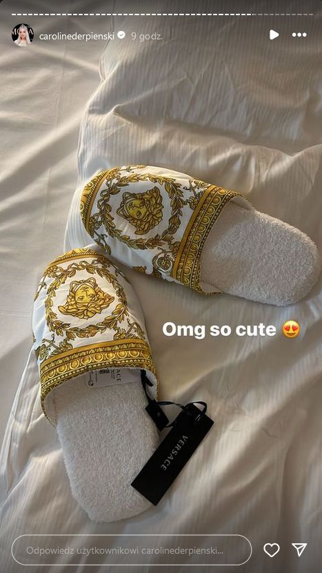 Caroline Derpienski chwali się dodatkami od Versace